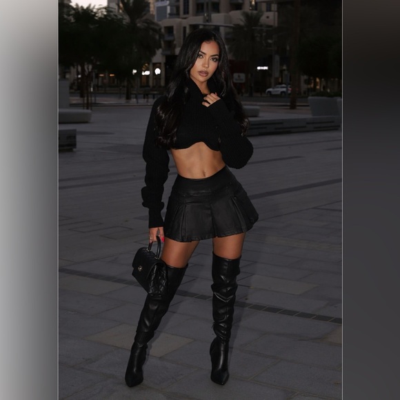 Black Turtleneck Cropped Sweater - Picture 3 of 3